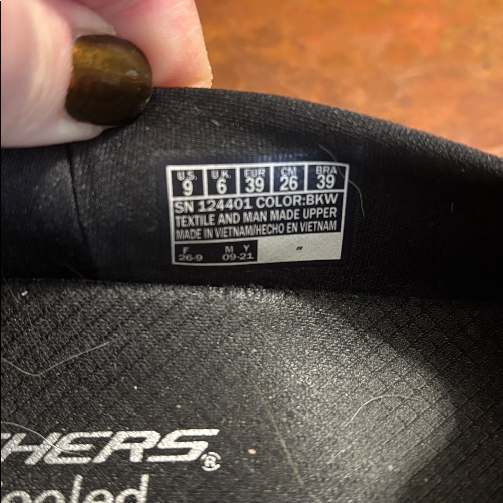 Skechers arch fit size 9 black slip on shoe. Barely worn - Picture 5 of 7